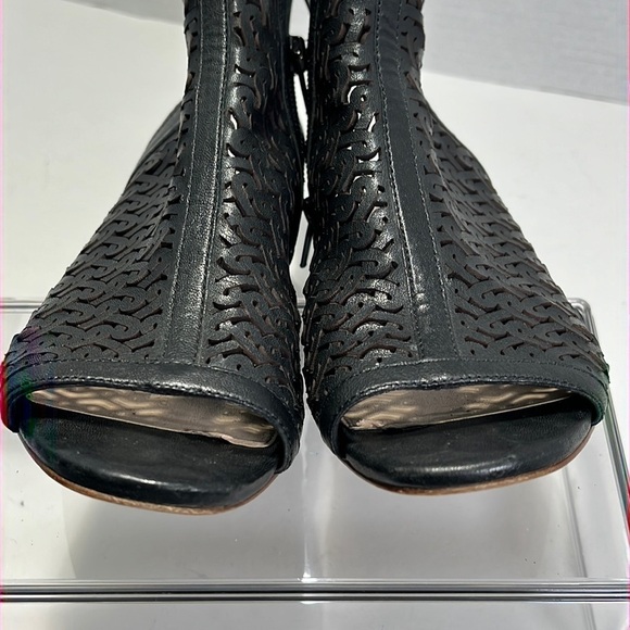 Vince Camuto Sternat “shooties”. - Picture 7 of 16